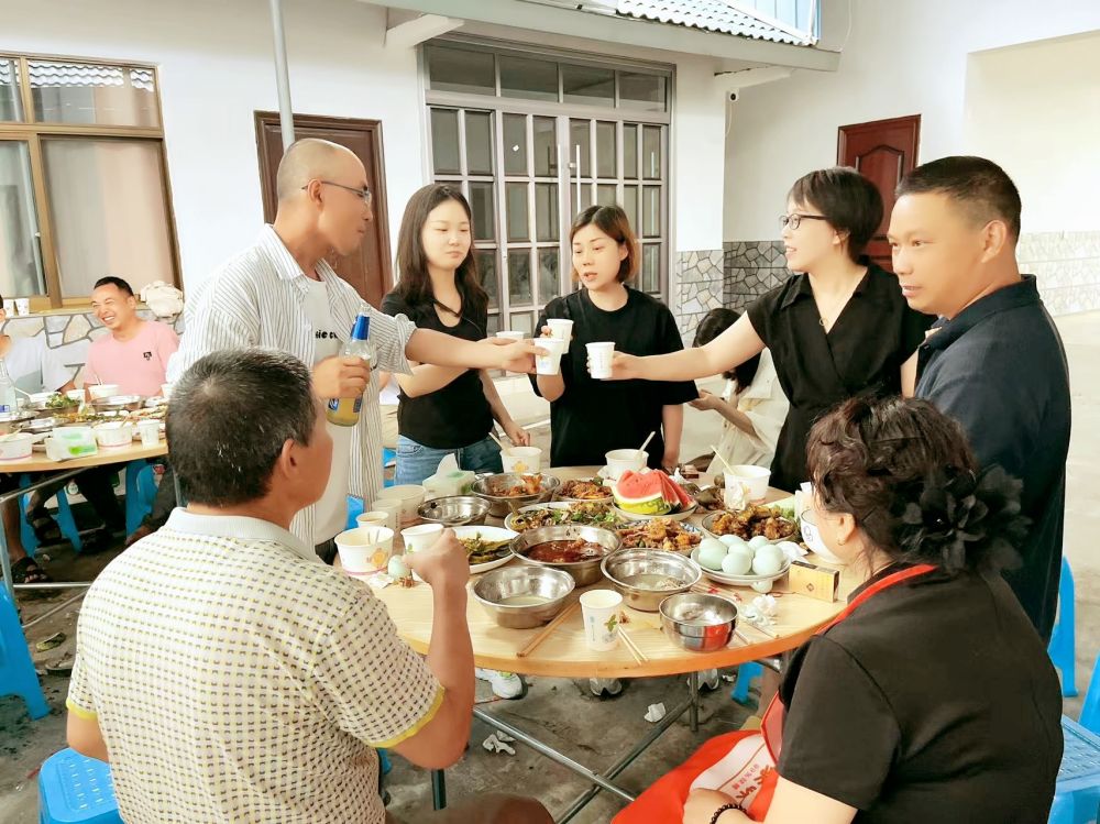 端午佳節即將來臨之際 四川博水環保 主管團隊 攜節日禮品 ，向駐扎眉山工業園區污水處理廠項目駐地員工，送上深切的慰問和關懷